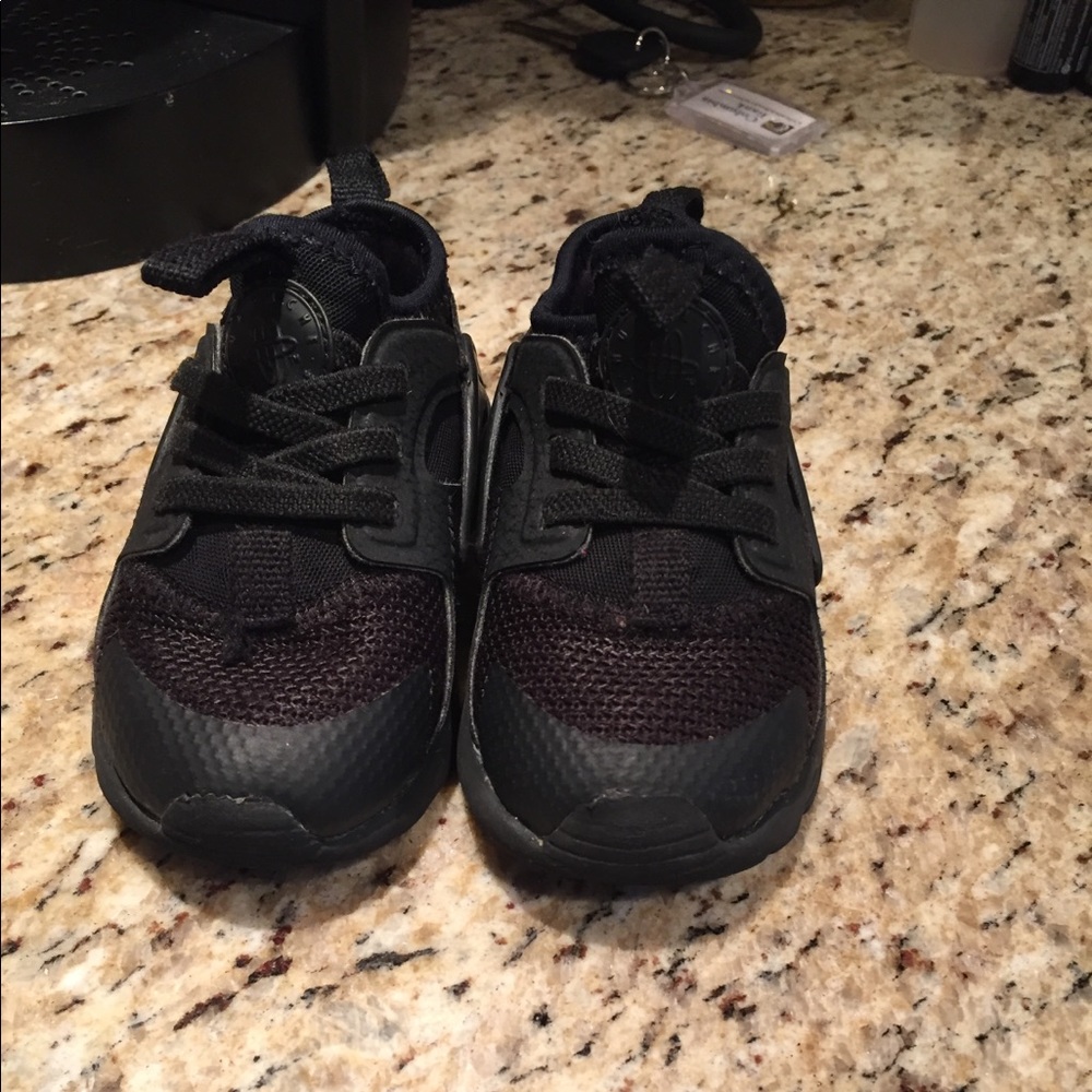 🚫🚫SOLD🚫🚫Huaraches all black toddler 7c